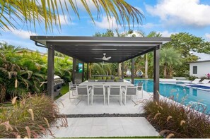 Outdoor dining - Waterfront Estate•7BR•Heated pool•Spa•BBQ•Basketball (Miami)