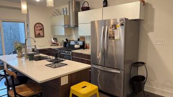 Een magnetron, een oven, een kookplaat, een vaatwasser