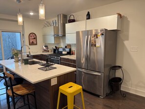 Een magnetron, een oven, een kookplaat, een vaatwasser