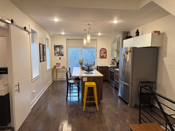 Een magnetron, een oven, een kookplaat, een vaatwasser