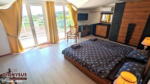 5 bedrooms, desk, iron/ironing board, travel cot