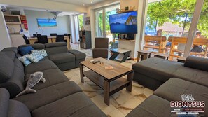 Smart TV, videojuegos, reproductor de DVD y futbolito 
