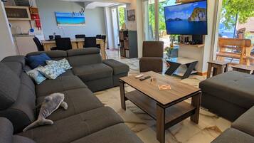 Smart TV, videojuegos, reproductor de DVD y futbolito