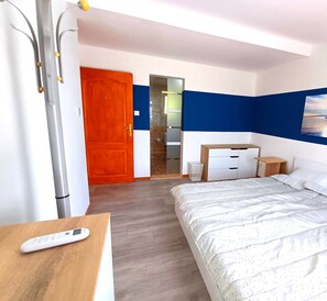 5 chambres, bureau, système d’insonorisation, fer et planche à repasser