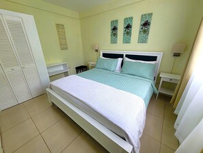 2 slaapkamers, een kluis op de kamer, een strijkplank/strijkijzer, wifi