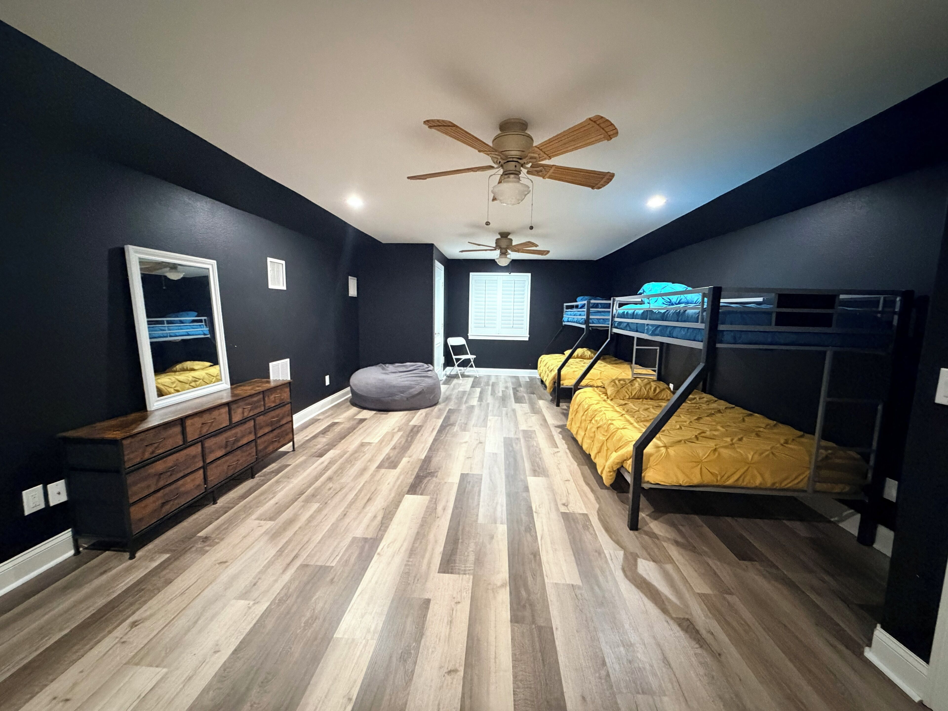 6 habitaciones, escritorio y tabla de planchar con plancha 