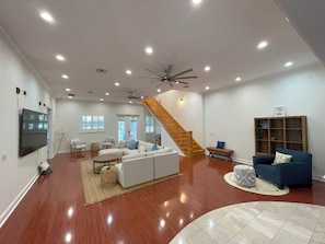 Smart TV - The American Dream House – Lakefront Luxury with 2 Heated Pools & Hot Tub (Longwood)
