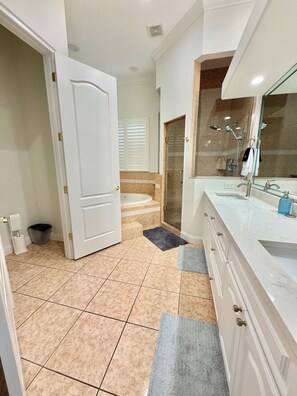 Regadera, tina de hidromasaje, secadora de cabello, bidet
