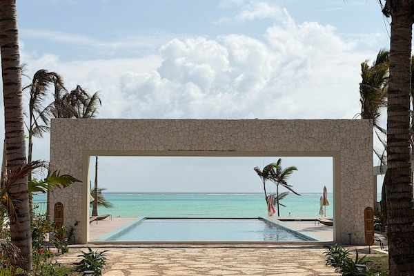 3 buitenzwembaden, parasols bij het zwembad en ligstoelen