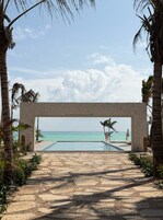 3 piscinas al aire libre, sombrillas, sillones reclinables de piscina