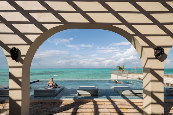 Piscine extérieure, parasols, chaises longues