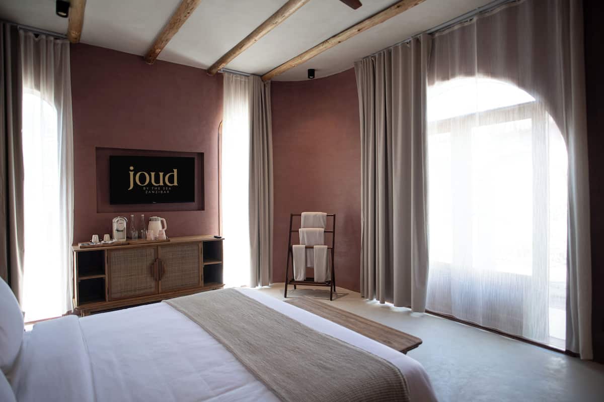 Minibar, in-room safe, desk, laptop workspace