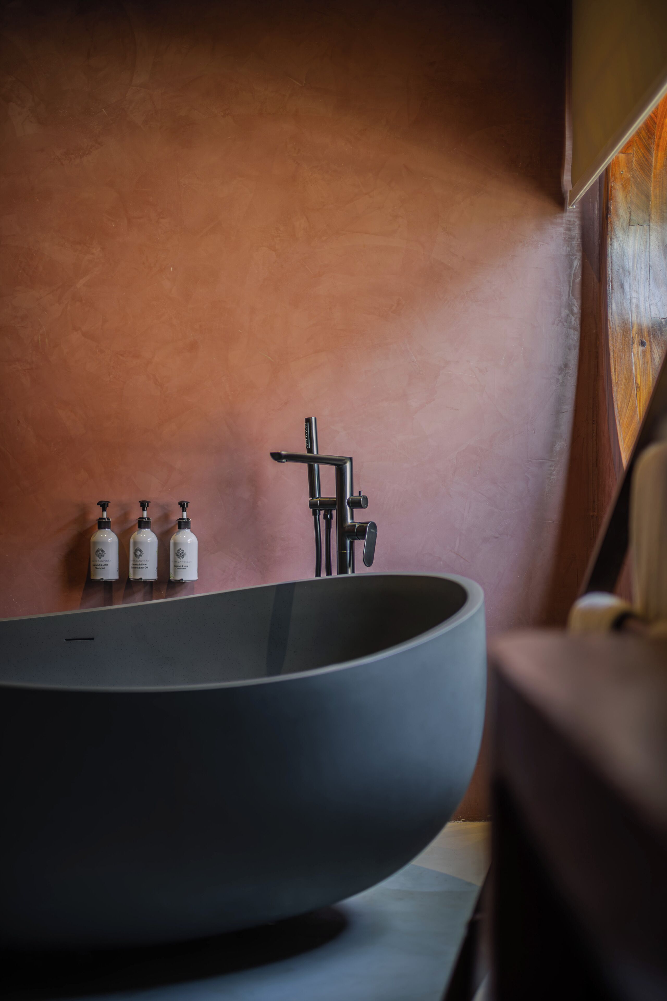 Banyera i dutxa independents, assecador de cabells i sabatilles 