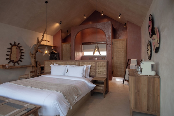 Design Double Room, Ocean View | Minibar, in-room safe, desk, laptop workspace