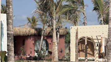 3 piscine all'aperto, ombrelloni da piscina, lettini
