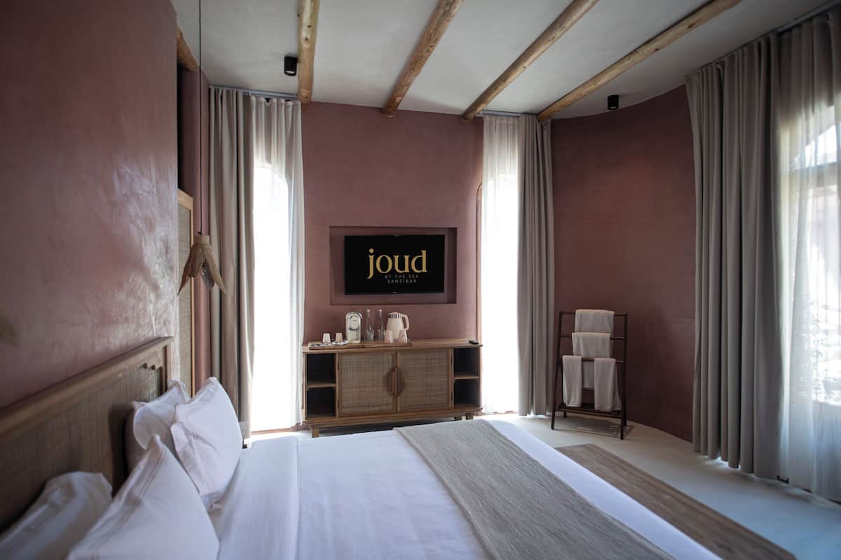 Minibar, in-room safe, desk, laptop workspace