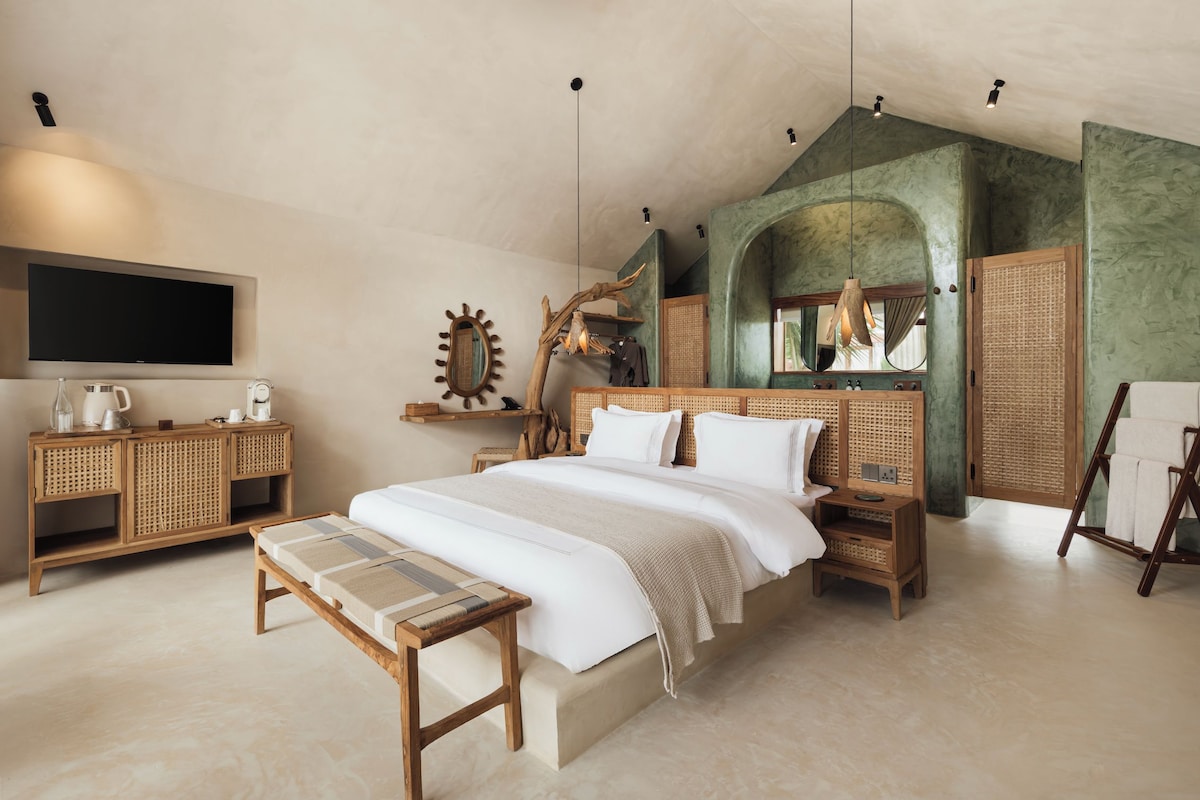 Minibar, safe på rommet, skrivebord og skrivebord for bærbar PC