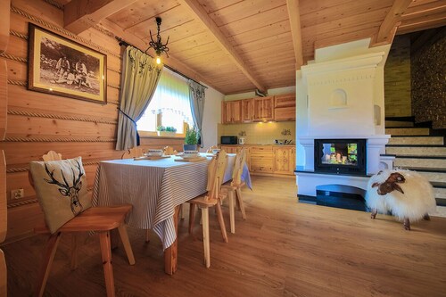 Charming 3-bedroom chalet with WiFi and big garden near Zakopane
