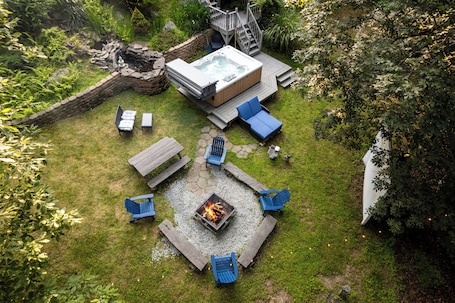 Outdoor dining. Hideaway / Hot Tub / Sunna / Lake / Kayaks / Pool / Game Room / Cold Plunge