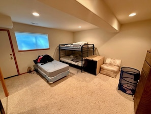 4 bedrooms, iron/ironing board, WiFi, bed sheets