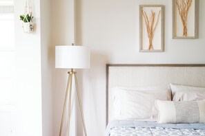 2 bedrooms, iron/ironing board, WiFi, bed sheets - Charming 2-bedroom condo in Little Italy with Bay View (San Diego)