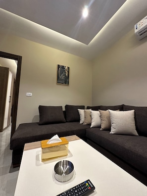 Apartment, 1 Bedroom, Accessible, Smoking | Living room