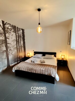 5 bedrooms, iron/ironing board, WiFi, bed sheets