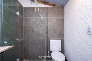 Basic Suite | Bathroom