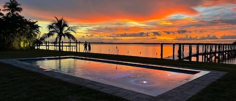 Una piscina al aire libre, una piscina climatizada