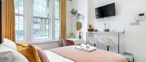 1 室のベッドルーム、デスク、アイロン / アイロン台、WiFi (無料)