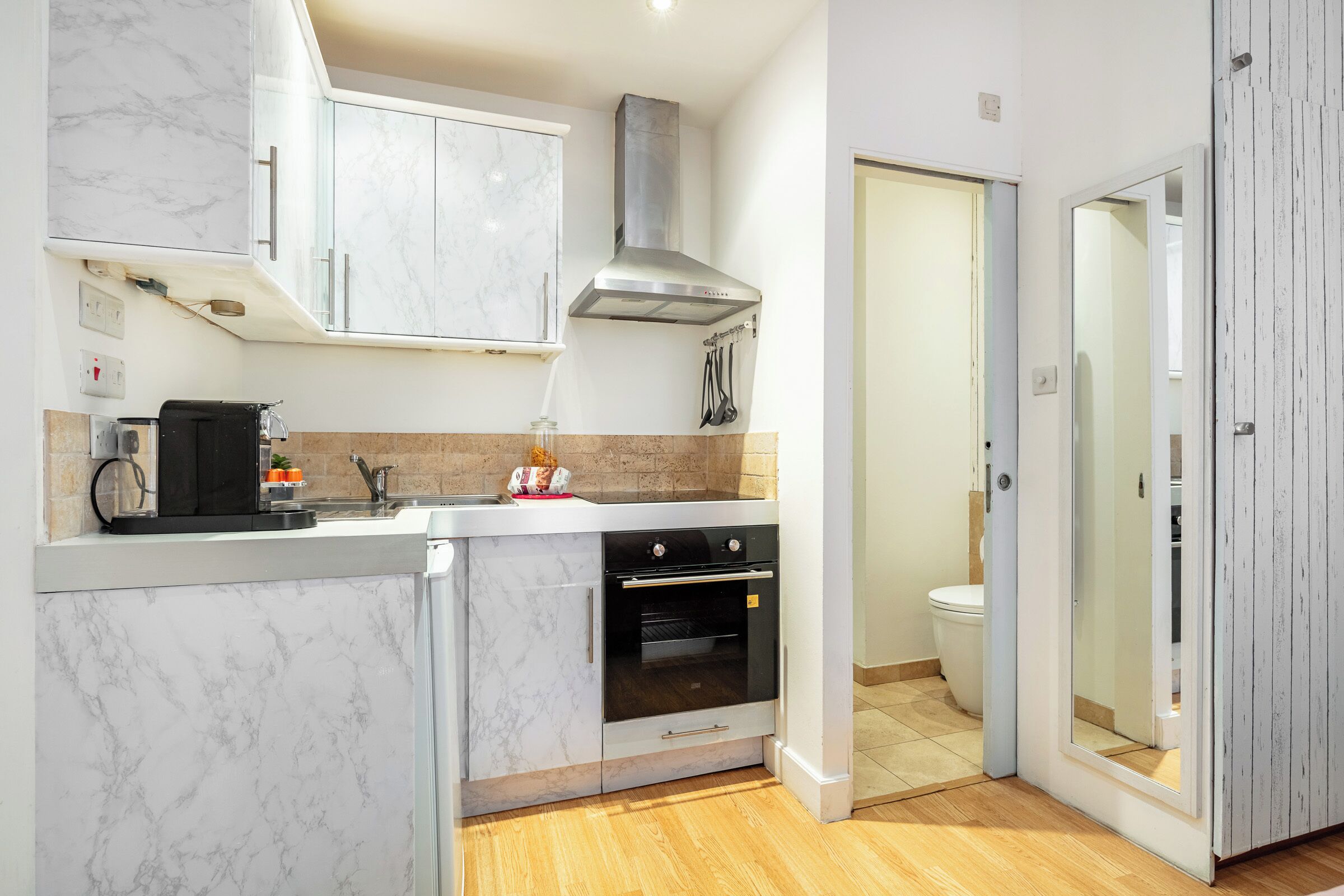 Fridge, oven, coffee/tea maker, toaster