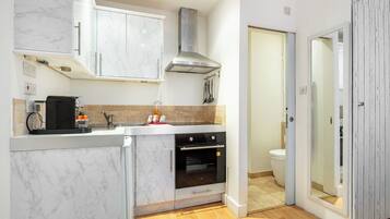 Refrigerador, horno, cafetera y tetera y tostadora