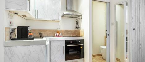 Réfrigérateur, four, cafetière/bouilloire, grille-pain