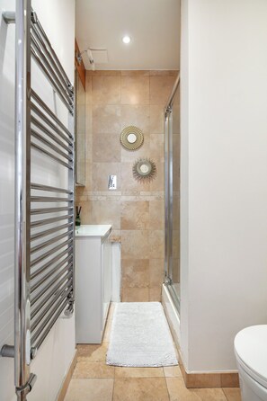 Suihku, hiustenkuivaaja, pyyhkeet, vessapaperi