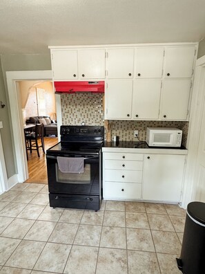 Private kitchen - Elm Extended Stay Bungalow - 30 Day+ Stays! (Grand Junction)