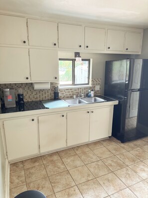 Private kitchen - Elm Extended Stay Bungalow - 30 Day+ Stays! (Grand Junction)