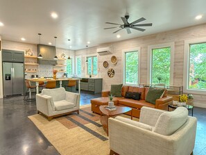 Smart-TV, peis og bøker