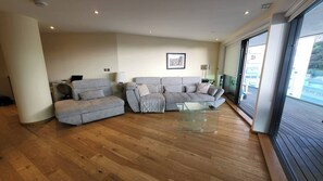 Apartment, 3 Schlafzimmer, barrierefrei, Balkon | Wohnzimmer