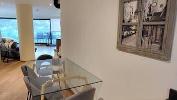 Apartemen, 3 kamar tidur, akses difabel, balkon | Ruang makan