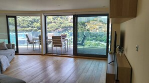 Apartment, 3 Bedrooms, Accessible, Balcony | Living area