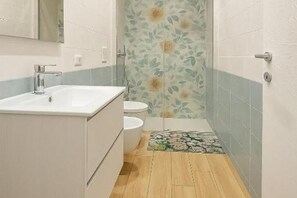 Shower, hair dryer, bidet, towels