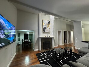Smart TV, lareira, pebolim, mesa de pingue-pongue