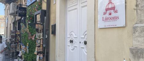 تفاصيل الفندق من الخارج