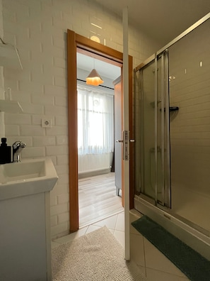 Shower, hair dryer, bidet, towels