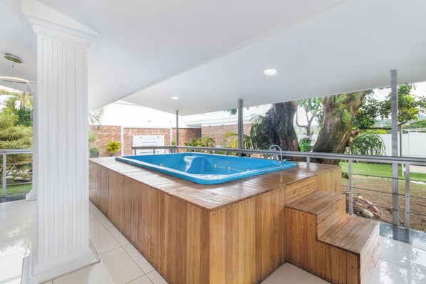 Indoor spa tub