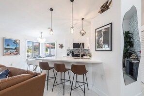 Smart-TV, Tischtennisplatte, Bücher, Computerbildschirme