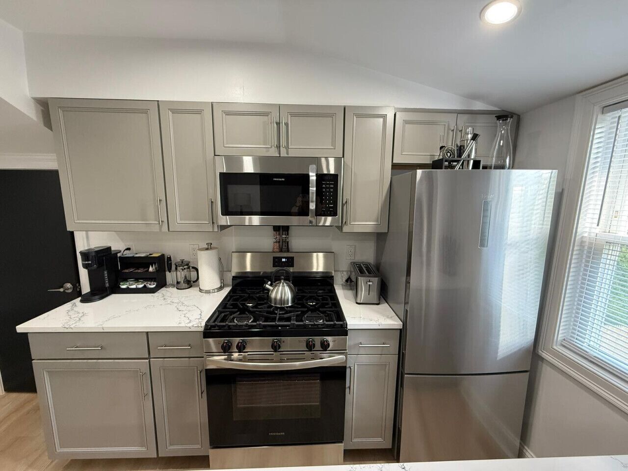 Kjøleskap, mikrobølgeovn, ovn og kokeplater