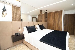 2 bedrooms, in-room safe, desk, iron/ironing board