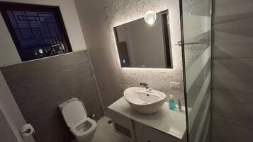 Dusche, Handtücher, Seife, Toilettenpapier