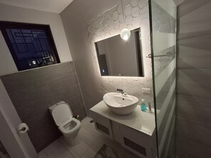 Ducha, toallas, jabón y papel higiénico
